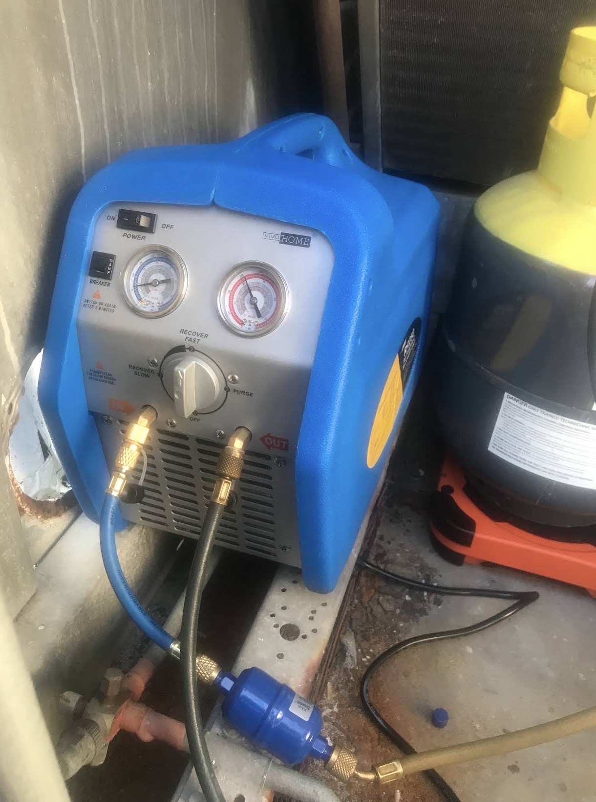 Refrigerant recovery machine running on a service call